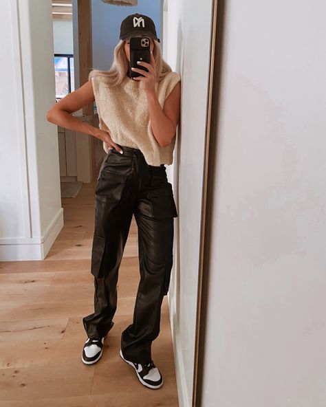 Leather Pants Street Style, Cargo Pants Outfit Fall, Cargo Pants Outfit Winter, Leather Pants Outfit Winter, Cargo Outfits Women, Leather Cargo Pants, Outfits Con Camisa, Cargo Pants Outfit Women, Cara Loren