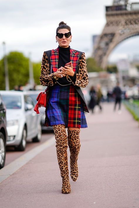 Mix Your Plaids With Animal Prints Mixed Prints Outfit, Mixing Prints Fashion, Tartan Fashion, Giovanna Battaglia, Plaid And Leopard, Animal Print Outfits, Paris Fashion Week Street Style, 90s Fashion Outfits, Animal Print Fashion