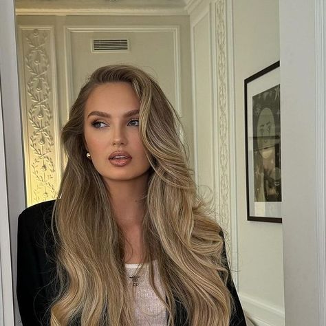 Romee Strijd on Instagram: "Contrast is real..today vs yesterday @dior 🖤 #Dioraw24" Romee Strijd Dark Hair, Romee Strijd Hair, Romee Strijd Instagram, Romee Strijd, Dark Hair, Pink Color, Dior, Blogger, Models