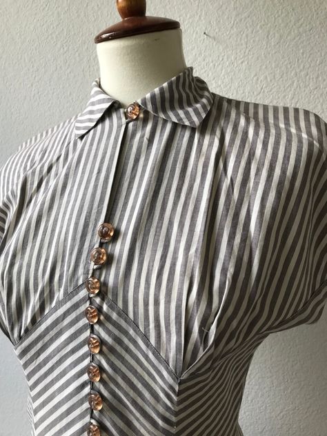 Vintage Grey 1940s Striped Chevron Collar Dress Size Xs - Etsy Vintage 40s Dress, 30s Dress, 1940s Outfits, 50s Outfits, Fashion 1940s, 40s Fashion, 1940s Dresses, Vestidos Vintage, How To Make Clothes