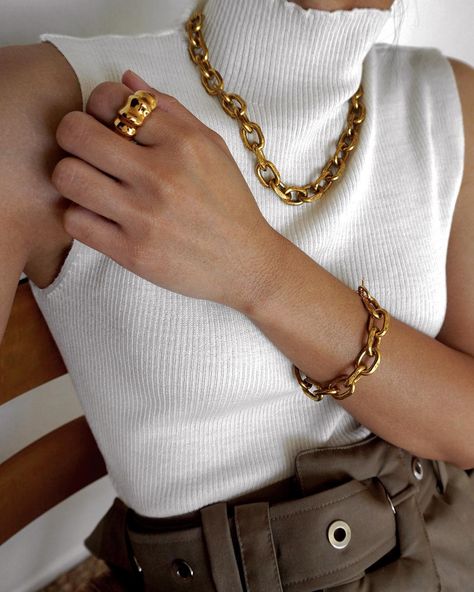 Bold Gold Jewelry is Trending #blankitinerary #blogpost #fall #trending #ootd February Aesthetic, Top Jewelry Trends, Bold Gold Jewelry, Western Nails, Boho Styl, Bracelet Inspo, Jewelry Outfit, Jewelry Photography, Gold Accessories