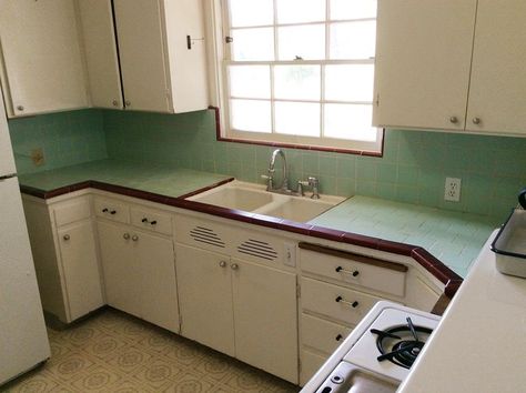 1940s Kitchen, Retro Kitchens, Cocina Diy, Kitchen Design Styles, 1940s Home, Retro Renovation, 1940s Style, Retro Kitchen Decor, Painted Ladies