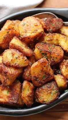 Resep Koktail, Best Roast Potatoes, Crispy Roast Potatoes, Resep Salad, Idee Pasto, Roast Potatoes, Potato Side Dishes, Läcker Mat, Deilig Mat