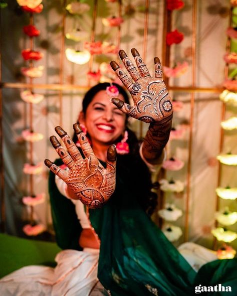 Tips On How To Flaunt Your Bridal Mehendi Pictures Mehendi Event Photography, Mahendi Photos, Mehandi Photoshoot Ideas, Sadi Pose, Mehandi Pose, Mehandi Shoot, Mehandi Poses, Shadi Photo, Mehendi Photography Bridal