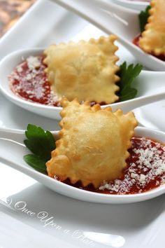 Great presentation Crispy Baked Ravioli, Crispy Ravioli, Buffalo Chicken Dip, Think Food, Snacks Für Party, Drink Ideas, Event Food, Party Food Appetizers, Party Treats