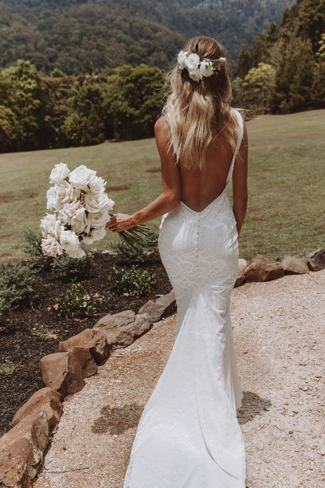 Simple Wedding Dresses Open Back, Hot Wedding Dress Open Backs, Open Back Slim Wedding Dress, Minimal Wedding Dress Open Back, Boho Wedding Dress Tight, Beach Wedding Dress Low Back, Slim Wedding Dress Open Backs, Open Back Rustic Wedding Dress, Low Back Beach Wedding Dress