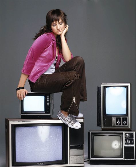 ashlee simpson by jon mckee, 2004 with old televisions 2000s Rock, Ashlee Simpson, Fashion Inspo Outfits, Normcore, Fashion Inspo