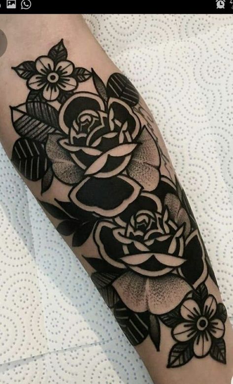 Boys With Tattoos, Traditional Tattoo Flowers, Traditional Tattoo Sleeve, Tato Lengan, Inspiration Tattoos, Rosen Tattoo, Classic Tattoo, Black Ink Tattoos, 문신 디자인