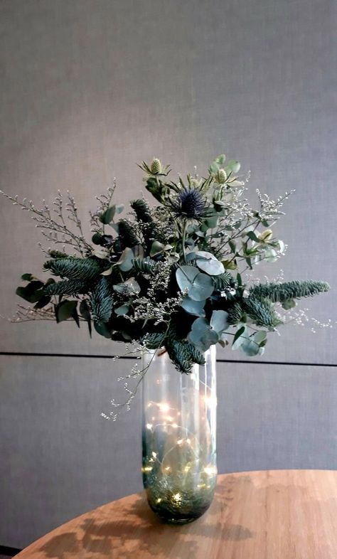 Another mininalistic cold tone Christmas floral with green chrystalized hand made glass vase and fresh Nordmann Fir, eucalyptus, Limonium, and Blue Hobbit Eucalyptus Christmas, Natural Holiday Decor, Christmas Decor Trends, Decor Vase, Green Vase, Floral Decoration, Christmas Floral, Christmas Table, Tis The Season