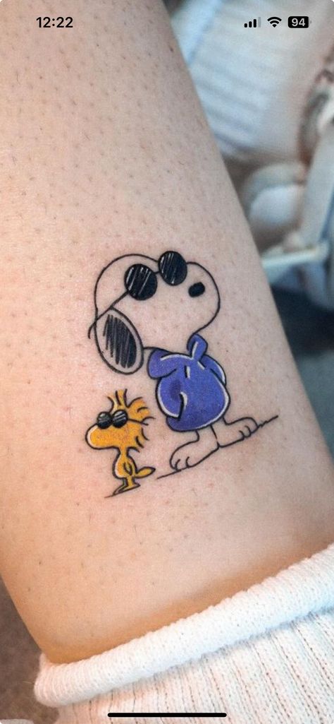 Tattoo Ideas Simplistic, Tiny Snoopy Tattoo, Snoopy Tattoo Small, Peanuts Tattoos, Non Basic Tattoos, Peanuts Tattoo, Snoopy Tattoo Ideas, Stencil Tattoos, Funny Small Tattoos