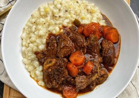 South African Sunday Lunch Recipes, South African Meals Dinners, South African Sunday Lunch Ideas, Traditional African Food Recipes, African Cuisine Recipes South Africa, Creamy Samp And Beef Stew, South African Beef Stew Recipes, Sunday Meal Ideas South Africa, South African Samp Recipes