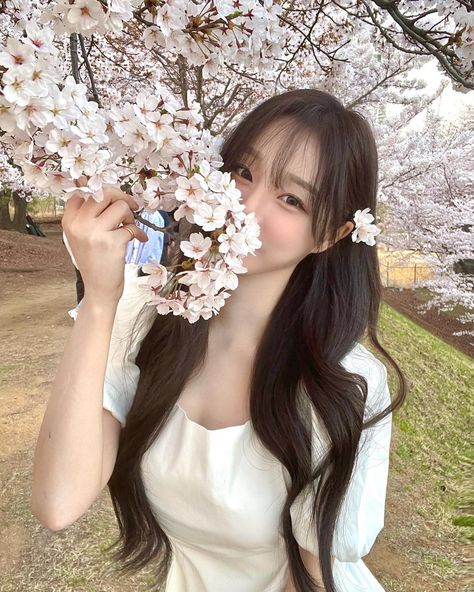 Korean Ulzzang Girl, Fairytale Aesthetic, Hair Inspiration Long, Flowers Fashion, Flower Photoshoot, 사진 촬영 포즈, Korean Ulzzang, Uzzlang Girl, Poses For Photos