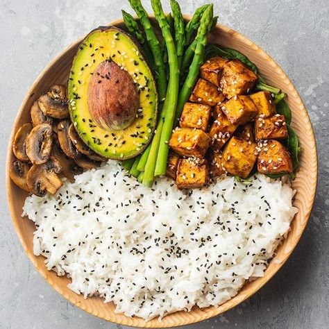 Who wants this bowl for dinner? I’m having something similar today, although not as neatly arranged haha. Featuring fluffy Basmati rice, mushrooms cooked in tamari, avocado, asparagus and tofu. To make the tofu, I first of all cooked it in the air fryer at 200 decrees C/390 F for around 5 minutes. I then added it to a non-stick frying pan together with 2 tbsp tamari, 2 tbsp rice vinegar, 3 tbsp water, and 1 tsp corn starch, and cooked that on a low-medium heat for around 2-3 minutes to allow ... Pasti Sani, God Mad, Idee Pasto, Healthy Food Recipes Clean Eating, Eggplant Parmesan, Makanan Diet, Läcker Mat, God Mat, Lunch Recipes Healthy