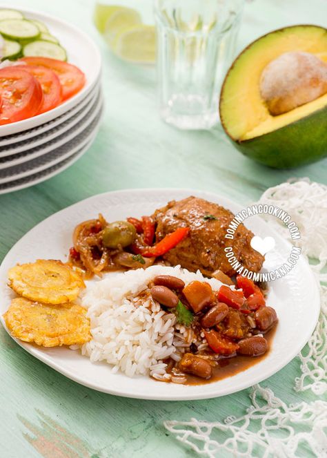 Una de las primeras cosas que los visitantes a la República Dominicana notan es que 'La Bandera Dominicana' es como los dominicanos llamamos a nuestro almuerzo tradicional a base de arroz, habichuelas y carne. Dominican Republic Food, Dominican Dish, Dominicano Recipes, Pollo Guisado, Dominican Food, Braised Chicken, Hispanic Food, Latin Food, Caribbean Recipes