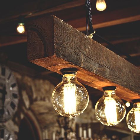 5 Best ideas for DIY Wood Beam Lighting: Rustic old bulbs wood beam. Have a look at these reclaimed wood beams chandelier ideas. Great in a vintage interior or even a kitchen, perfect for a rustic vintage lamp as modern farmhouse lighting. #pendant #chandelier #wood #woodbeam #edison #lightbulb #farmhouse #rustic #steampunk #vintage Wooden Beam, Diy Luminaire, Modern Farmhouse Lighting, Lustre Vintage, Wood Light Fixture, Diy Light Fixtures, Rustic Light Fixtures, Diy Lampe, Wooden Light