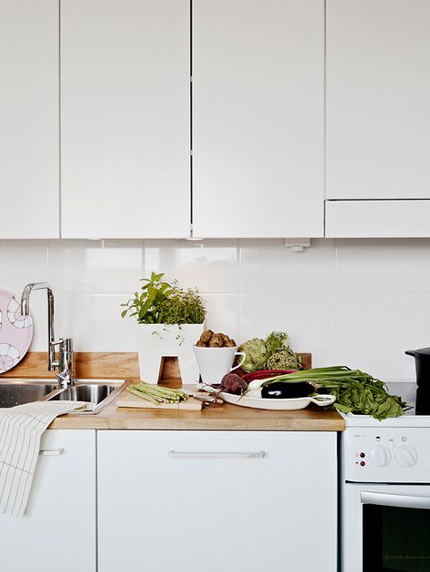 white tile splashback, clean line overhead cupboards (but wooden bench!) White Tile Splashback, Large White Tiles, White Kitchen Interior, White Kitchen Splashback, White Kitchen Appliances, Kitchen Splashback Tiles, White Kitchen Table, White Kitchen Tiles, White Kitchen Backsplash