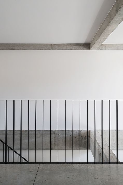 law firm RV . antwerp . swyzen-bastijns architects Garde Corps Metal, Steel Balustrade, David Chipperfield, Metal Railings, Steel Railing, Stair Handrail, Lan Can, Casa Exterior, Balcony Railing