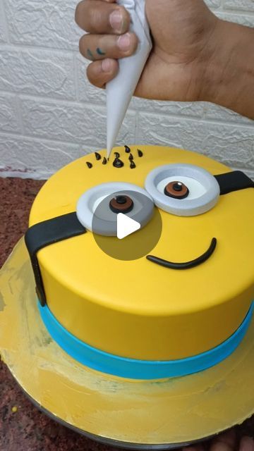 How To Make A Minion Cake, Simple Minion Cake, Minion Birthday Cake Ideas, Cake Designs Birthday For Boys, Easy Minion Cake, Minions Cake Ideas, Minions Themed Birthday Party, Minion Cake Ideas, Minion Theme Cake