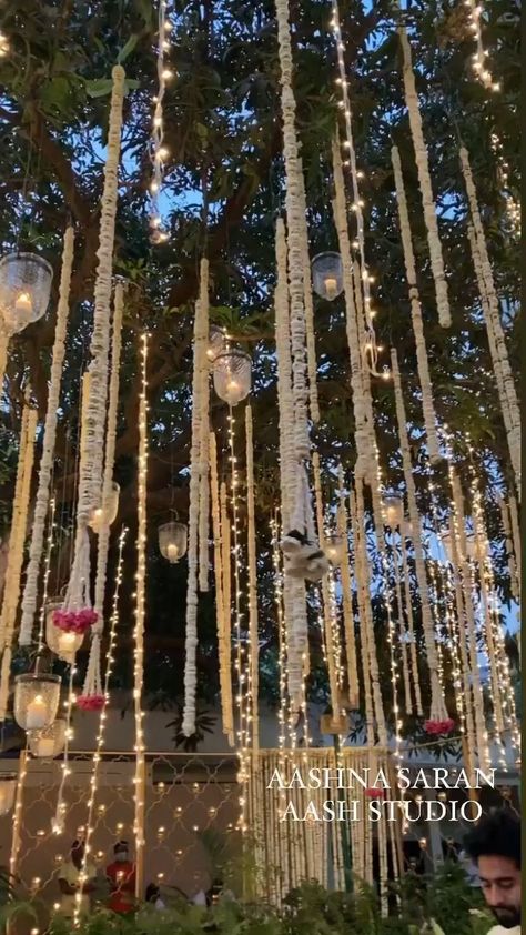 Mehendi Decor Ideas, Wedding Hall Decorations, Wedding Decor Photos, Wedding Background Decoration, Wedding Entrance Decor, Lights Wedding Decor, Classic Wedding Decorations, Mandap Decor, Desi Wedding Decor