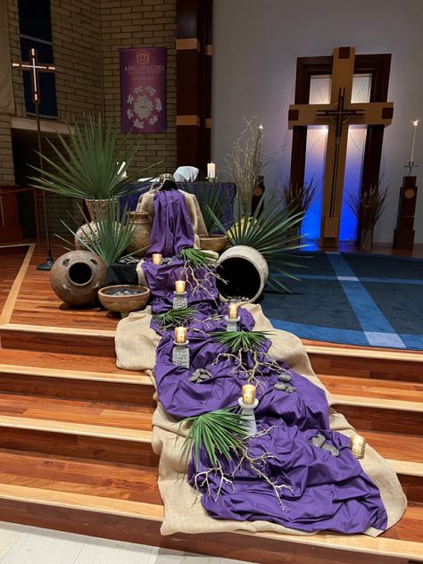 Easter Altar Decorations, Easter Church Flowers, Lent Decorations For Church, Palm Sunday Decorations, Church Altar Decorations, Easter Board, Altar Design, Gubahan Bunga, Church Easter Decorations