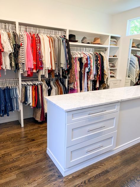 All White Walk-In Master Closet with Island - Master Closet Reveal - Straight A Style Master Closet With Island, Closet With Island, Cheap Closet, Master Closet Design, House Closet, Closet Addition, Armoire Dressing, Closet Island, Walking Closet