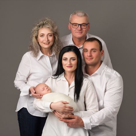 Newborn baby in parent and grandparents arms. Plain backdrop, clean aspect. Grandparents Poses Photography, Newborn Shoot With Grandparents, Grandparents Newborn Photography, Newborn Photoshoot With Grandparents, Newborn Photography With Grandparents, Newborn With Grandparents, Family Photo With Grandparents, Grandparents Portraits, Family Photoshoot With Grandparents