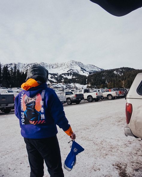 Hanging out in the ski resort parking lot after a day of snowboarding. Snowboarding fashion outfit inspo. Hestra gloves. Ski Resort Outfit Men, Resort Outfit Men, Blundstones Outfit, Snowboarding Fashion, Ski Resort Outfit, Snowboarding Photography, Hestra Gloves, Snowboarding Style, Resort Outfit