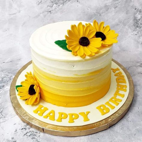 Sunflower Cake For 1st Birthday, Bee Sunflower Cake, Sunflowers Cake Ideas, Sunflower Bday Cake, Sun Flower Cake Designs, Sunflower Cake Design Simple, Sun Flower Birthday Cakes, Sunflower Design Cake, Sunflower Cake Designs Birthday