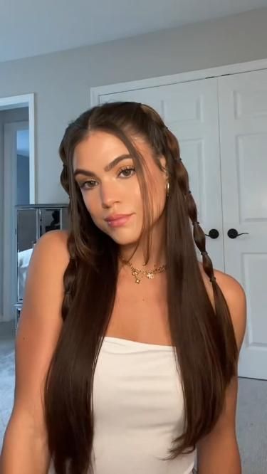 Credit: chloebelmarr on TikTok 2yk Hairstyles Long Hair, Indie Hairstyles Long, Latina Hairstyles Braids, Hairstyle Y2k Long Hair, Hair Styles Tutorials Tik Tok, Latina Hairstyle, Y2khairstyles For Long Hair, Ideas For Curly Hair, Long Hairdos