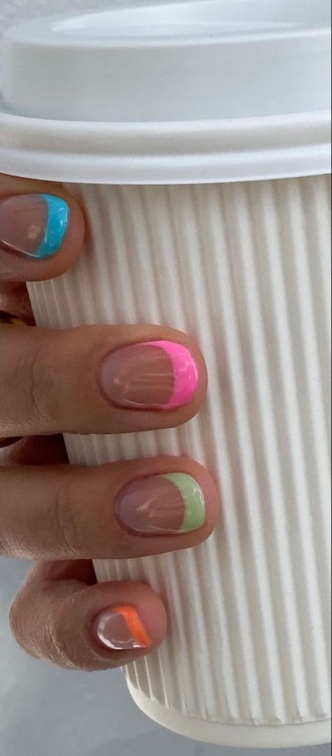 Super Short Natural Nails Ideas, Short Nail Tip Ideas, Summer Nails Shellac Short, Short Nails Ideas No Acrylic, Nail Inspo Super Short, Summer Nails Rounded Square, Multicolor Summer Nails, Very Very Short Nails, Cute Nails Bright