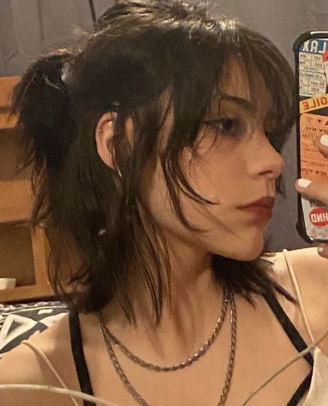 Punk Japanese, 2000s Y2k Aesthetic, Grunge Haircut, Y2k Aesthetic Grunge, Japanese 2000s, Short Grunge Hair, Y2k Hairstyles, Goth Hair, Dyed Hair Inspiration