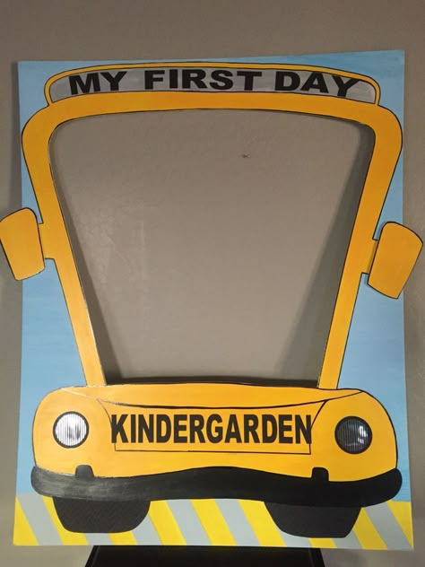 School Bus Pictures, Back To School Crafts For Kids, School Bus Party, School Photo Frames, School Picture Frames, Bus Party, First Day Of School Pictures, Party Frame, Welcome To School