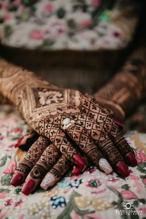 Kshitiz Sharma Photography Mehndi Shoot Wedding Photography, Mehandi Poses Photography, Mehendi Photography Bridal, Mehendi Photoshoot, Bridal Mehendi Designs Wedding, Mehendi Photography, Haldi Ceremony Outfit, Bride Photos Poses, Mehndi Ceremony