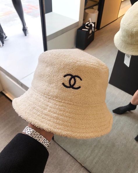 Blonde Jewelry, Chanel Bucket Hat, Claire Rose Cliteur, Claire Rose, Chanel Hat, Inspo Hair, Moda Chanel, Tas Bahu, Boujee Aesthetic