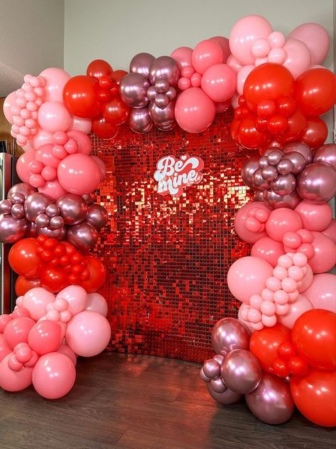 Valentine's Photobooth Ideas, Valentine’s Day Party Table Decor, Valentine Day Party Decorations, Valentines Day School Dance Ideas, Valentines Dance Theme Ideas, Valentine's Birthday Party, Valentines Day Decorations Party Schools, Valentines Decorations Ideas, Valentine's Day Balloon Decorations