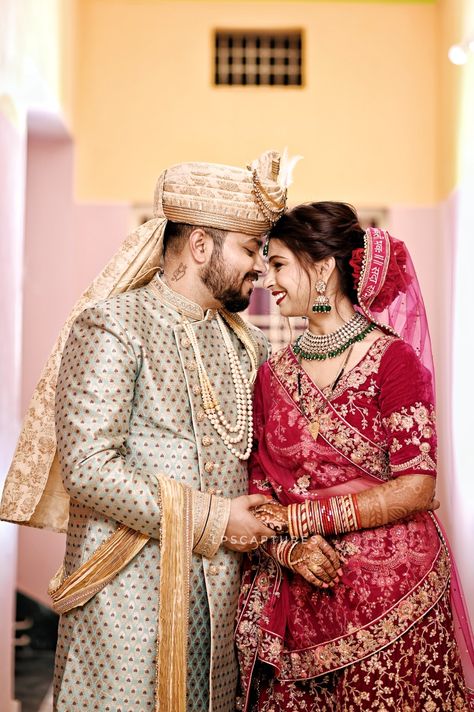 Couple Closeup Photography Poses, Couple Poss Wedding, Kapl Photo, Copal Photography, Love Poses Couple, Copal Pic, Couple Pose Wedding, Couple Wedding Dress Indian Hindu, Couple Wedding Poses