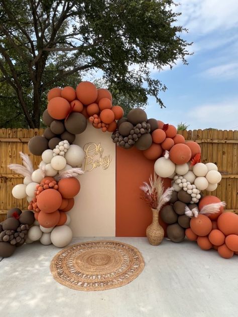 Rust Birthday Theme, Fall Boho Balloon Garland, Fall Inspired Balloon Garland, Autumn Wedding Balloon Arch, Fall Color Birthday Decorations, Orange And Beige Party Decor, Thanks Giving Backdrop Ideas, Ballon Arch Fall Colors, Fall Boho Birthday Party