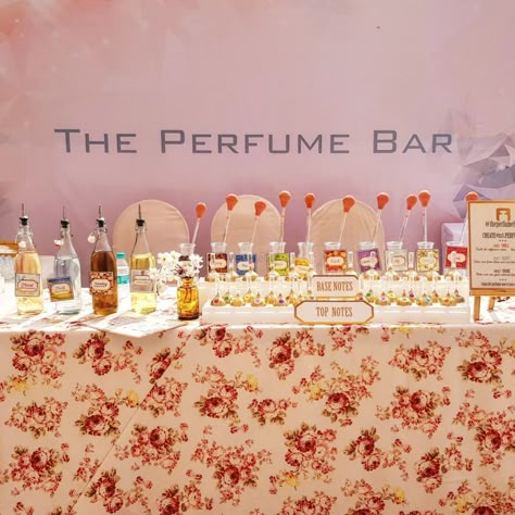 Make Your Own Perfume Bar, Perfume Bar Set Up Ideas, Perfume Event Ideas, Perfume Theme Party, Perfume Making Party, Perfume Bar Set Up, Perfume Bar Set Up Wedding, Perfume Cart, Perfume Launch Event