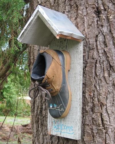 Yard Art Crafts, Fence Wood, Bird House Feeder, Old Boots, Diy Bird Feeder, Bird Houses Diy, Diy Birds, Bird Boxes, Backyard Spaces