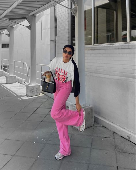 Ysl hobo bag, hijabi, street fashion, chic , pink pants Pink Cargo Pants Outfits Hijab, Pink Pants Outfit Hijab, Pink Pants Outfit Street Style, Cargo Pants Outfit Hijab, Pink Cargo Pants Outfits, Ysl Hobo Bag, Ysl Hobo, Hijab Pink, Pink Pants Outfit