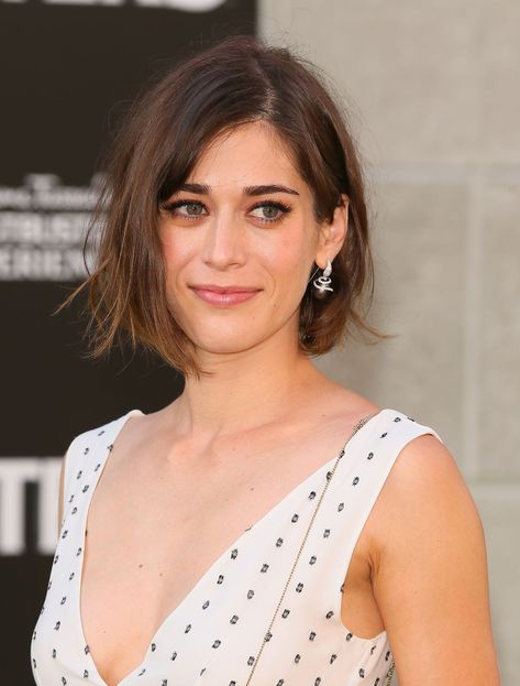 Lizzy Caplan is engaged- CosmopolitanUK Charlize Theron Hair, Lizzy Caplan, Dramatic Classic, Brunette Woman, Female Actresses, Getting Better, Girl Crushes, Insta Makeup, Cortes De Pelo