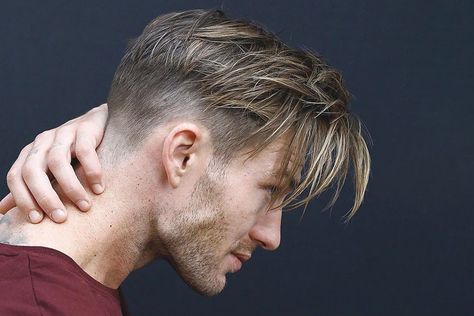 20+ Best Middle Part Hairstyles for Men Middle Part Haircut, Curtain Haircut, Men Haircut Undercut, Middle Part Hairstyles, Fesyen Rambut, Medium Length Hair Men, Men Hair Color, Men Haircut Styles, Mens Haircuts Short