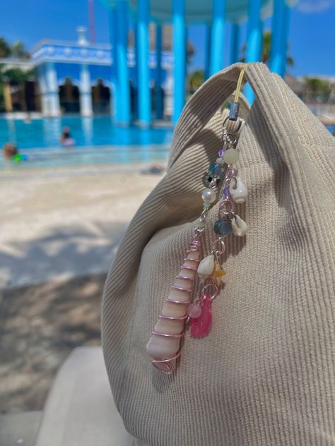 She sells sea shells charm on sale available now!!! Shell Phone Charm, Sea Shell Keychain, Seashell Keychain Diy, Shell Keychain Diy, Sea Shell Jewelry Aesthetic, Seashell Keychain, Mode Gyaru, Seashell Jewelry Diy, Shell Keychain