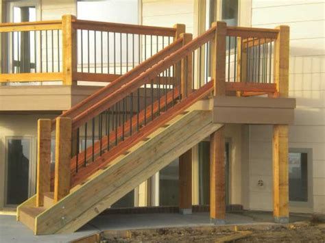 Best 5 Stairs Railing Landing #stairs #stairsdesign #design #ideas Deck Stairs Landing, Wood Deck Steps, Reling Design, Exterior Stair Railing, Wood Railings For Stairs, Deck Stair Railing, Deck Railing Design, Building Stairs, Deck Steps