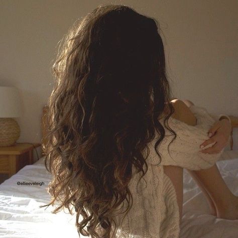 Discovered by CC🖤. Find images and videos about style, pretty and hair on We Heart It - the app to get lost in what you love. Brunette Actresses, Brown Wavy Hair, Hair Stylies, Long Wavy Hair, Dream Hair, Aesthetic Hair, Hair Waves, Hair Dos, Blonde Highlights