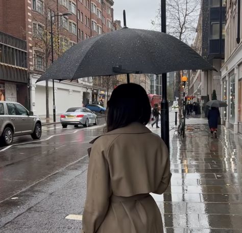 French Coat Aesthetic, Beige Coat Aesthetic, Beige Style Fashion, Fashion Winter 2023, Aaron Aesthetic, Aesthetic Umbrella, Catalina Martin, Beige Coat Outfit, Umbrella Aesthetic