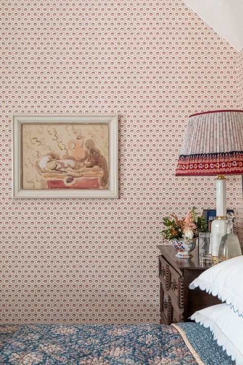 Vintage Cottage Wallpaper, English Cottage Bedrooms, Devon Cottage, English Cottage Bedroom, Elizabeth Hay, Bedroom Upstairs, Cottage Wallpaper, Eclectic Chic, Nyc Living