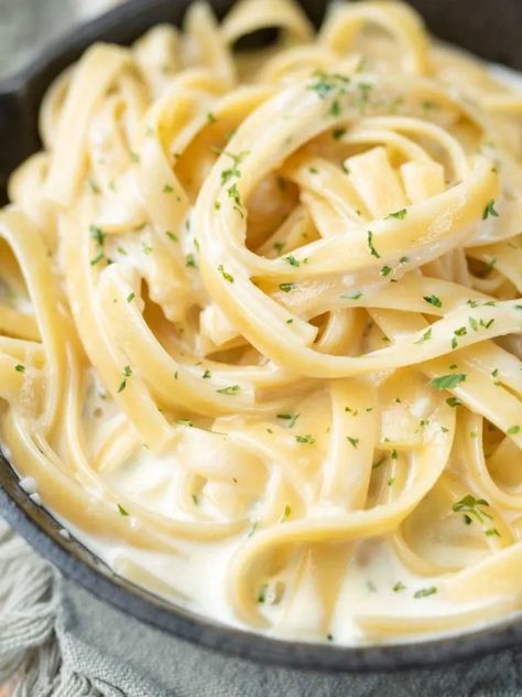 Fettuccine Alfredo Sauce Recipe, Salsa Alfredo Receta, Fetuchini Alfredo, Fettuccine Alfredo Sauce, Pasta And Sauce, Salsa Alfredo, Keto Alfredo Sauce, Olive Garden Alfredo Sauce, Make Alfredo Sauce