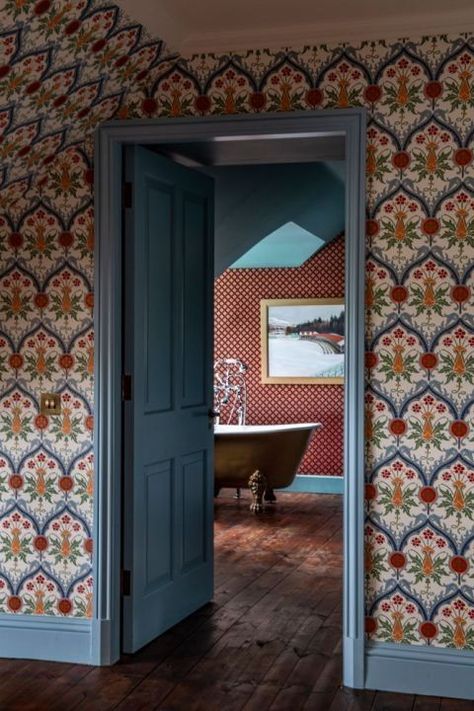 Wallpaper Inspiration, Wooden Floors, Beautiful Hotels, Beautiful Bathrooms, Casas De Ensueño, Interior Ideas, Floral Wallpaper, Decor Interior Design, House Inspo