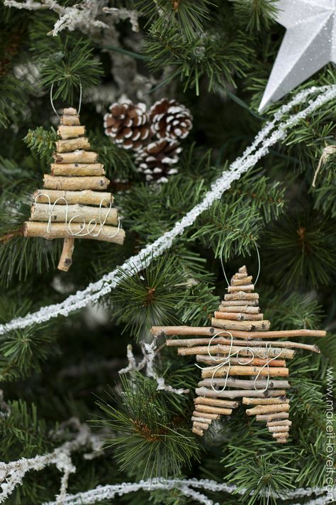 DIY Twig and Wire Christmas ornament | via Make It and Love It Rustic Ornaments Diy, Wire Christmas Ornaments, Diy Christmas Ornaments Rustic, Twig Crafts, Rustic Christmas Ornaments, Farmhouse Christmas Ornaments, Diy Christmas Tree Ornaments, Rustic Ornaments, Unique Christmas Trees